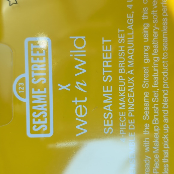 Limited Edition - Sesame Street - Wet n Wild Four-Piece Makeup Brush Set - NEW - Picture 3 of 4